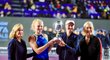 Českým tenistkám Kateřině Siniakové a Barboře Krejčíkové gratulovala po výhře na Turnaji mistryň legendární Martina Navrátilová