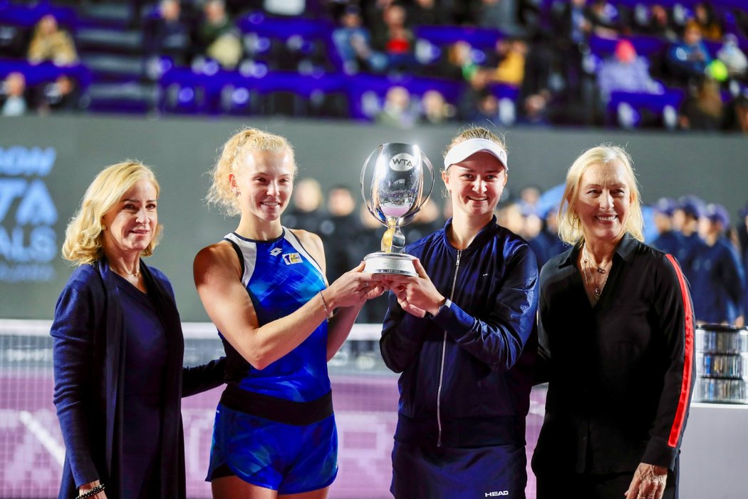 Českým tenistkám Kateřině Siniakové a Barboře Krejčíkové gratulovala po výhře na Turnaji mistryň legendární Martina Navrátilová