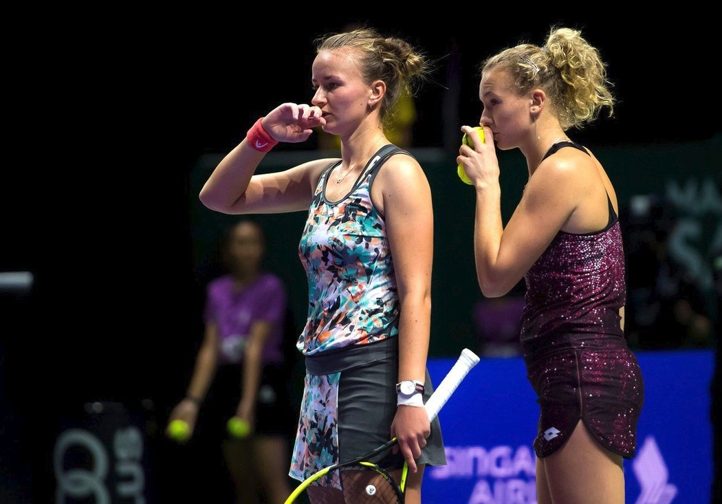 Světové jedničky Krejčíková a Siniaková porazily v Singapuru Sestini Hlaváčkovou a Strýcovou 6:3, 6:2 a jsou ve finále tenisového Turnaje mistryň.