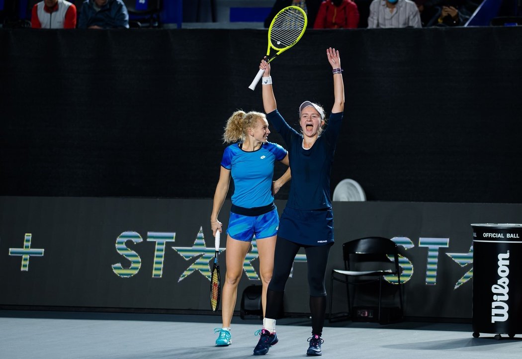 Nasazené jedničky Barbora Krejčíková a Kateřina Siniaková vstoupily do tenisového Turnaje mistryň výhrou 6:4 a 6:1 nad kanadsko-mexickým párem Sharon Fichmanová, Giuliana Olmosová.