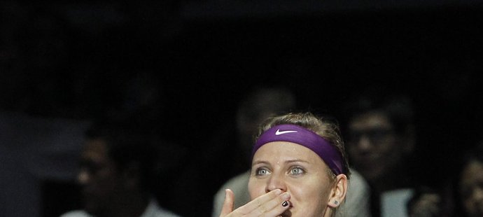 Lucie Šafářová posílá vzdušný polibek fanouškům po svém vítězství nad Němkou Kerberovou na Turnaji mistryň, které znamenalo postup Petry Kvitové do semifinále