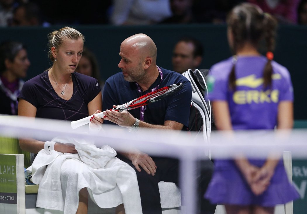Trenér David Kotyza se snaží povzbudit Petru Kvitovou v průběhu semifinále Turnaje mistryň