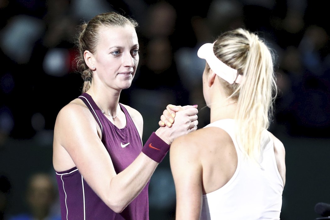 Petra Kvitová gratuluje Elině Svitolinové k výhře v úvodním duelu Turnaje mistryň