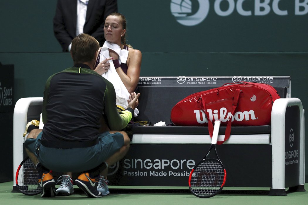 Petra Kvitová si v průběhu duelu s Elinou Svitolinovou nechala poradit i od kouče Jiřího Vaňka