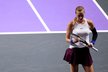 Zachmuřená Petra Kvitová v duelu s Ashleigh Bartyovou na Turnaji mistryň