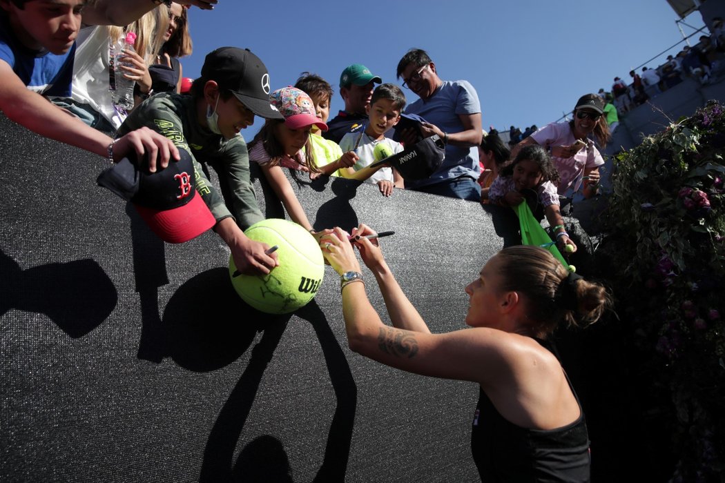 Česká tenistka Karolína Plíšková se na Turnaji mistryň v Mexiku podepisuje fanouškům