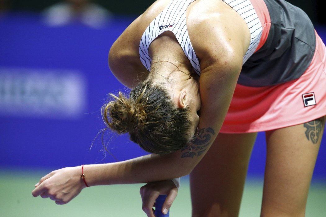 Karolína Plíšková po nepodařené výměně v semifinále Turnaje mistryň proti Caroline Wozniacké