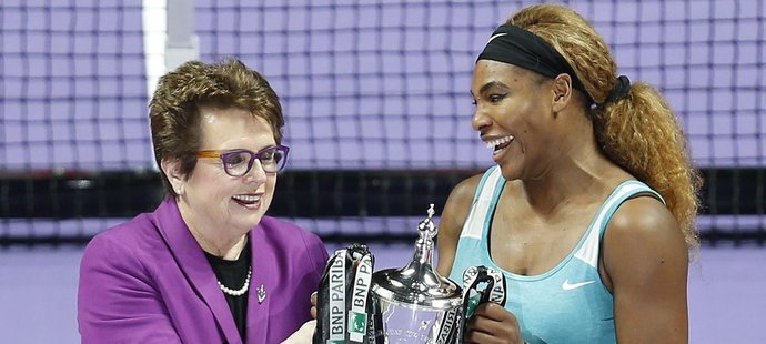 Serena Williamsová přebírá od Billie Jean Kingové trofej pro vítězku Turnaje mistryň