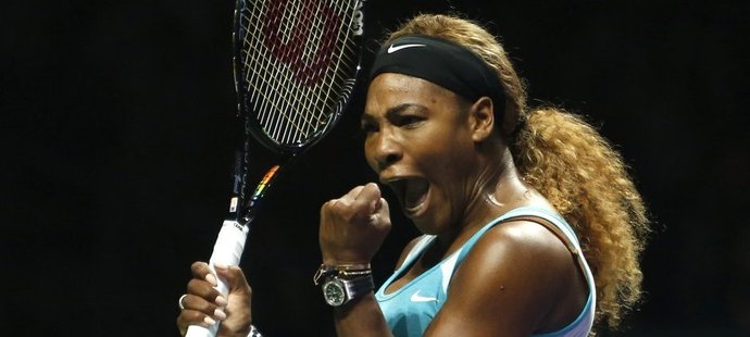 Serena Williamsová se raduje z úvodního triumfu na Turnaji mistryň nad Anou Ivanovičovou