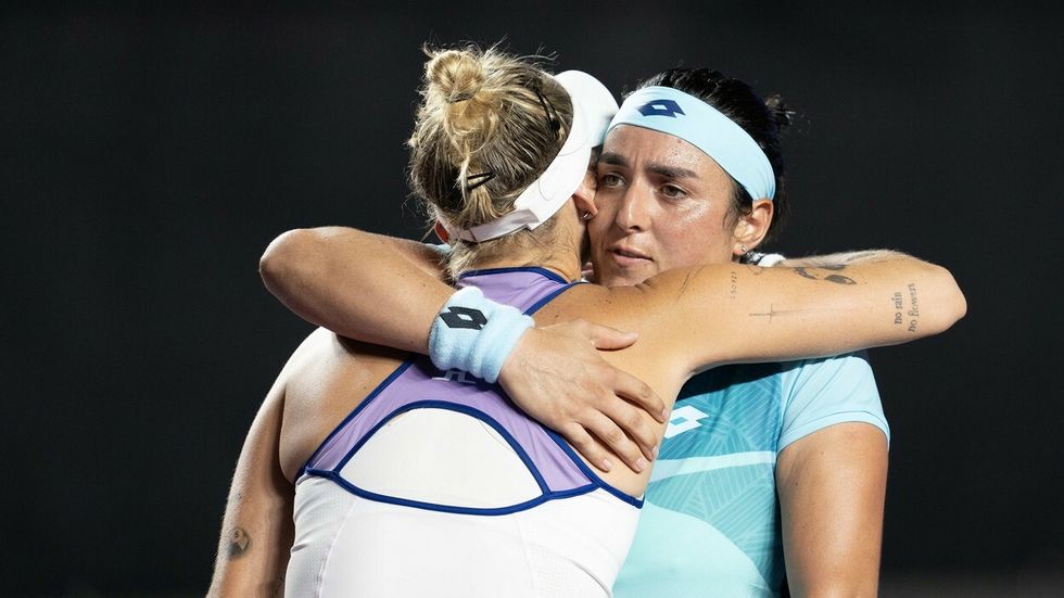 Uns Džábirová se objímá s poraženou Markétou Vondroušovou na Turnaji mistryň v Mexiku