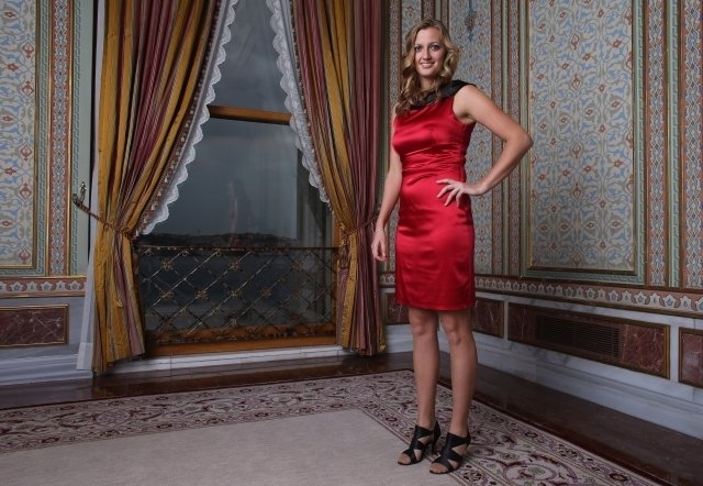 Petra Kvitová si na slavnostní rozlosování Turnaje mistryň v Istanbulu oblékla kratší, slušivé červené šaty