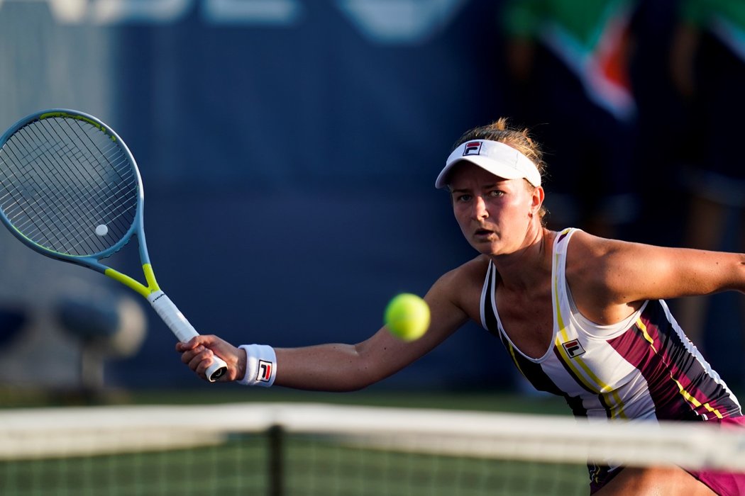 Barbora Krejčíková je jedinou českou tenistkou, která v první hrací den US Open postoupila do 2. kola. Končí Muchová i Bejlek