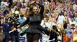 Serena Williamsová zdraví fanoušky při svém prvním zápase na US Open