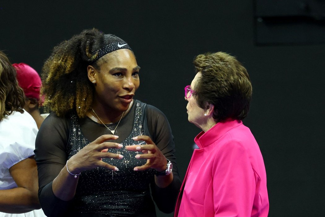 Serena Williamsová se baví s legendární tenistkou Billie Jean Kingovou