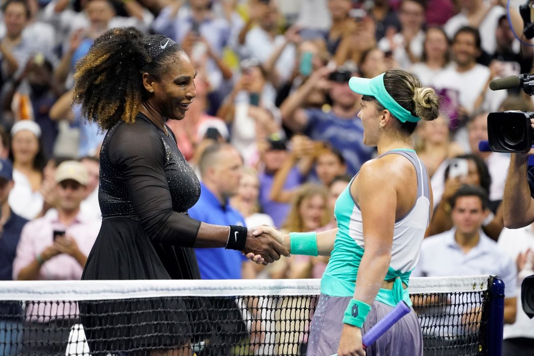 Serena Williamsová se zdraví s Dankou Koviničovou, kterou vyřadila v 1. kole US Open