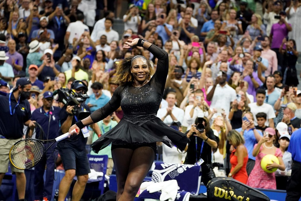 Serena Williamsová zdraví fanoušky při svém prvním zápase na US Open