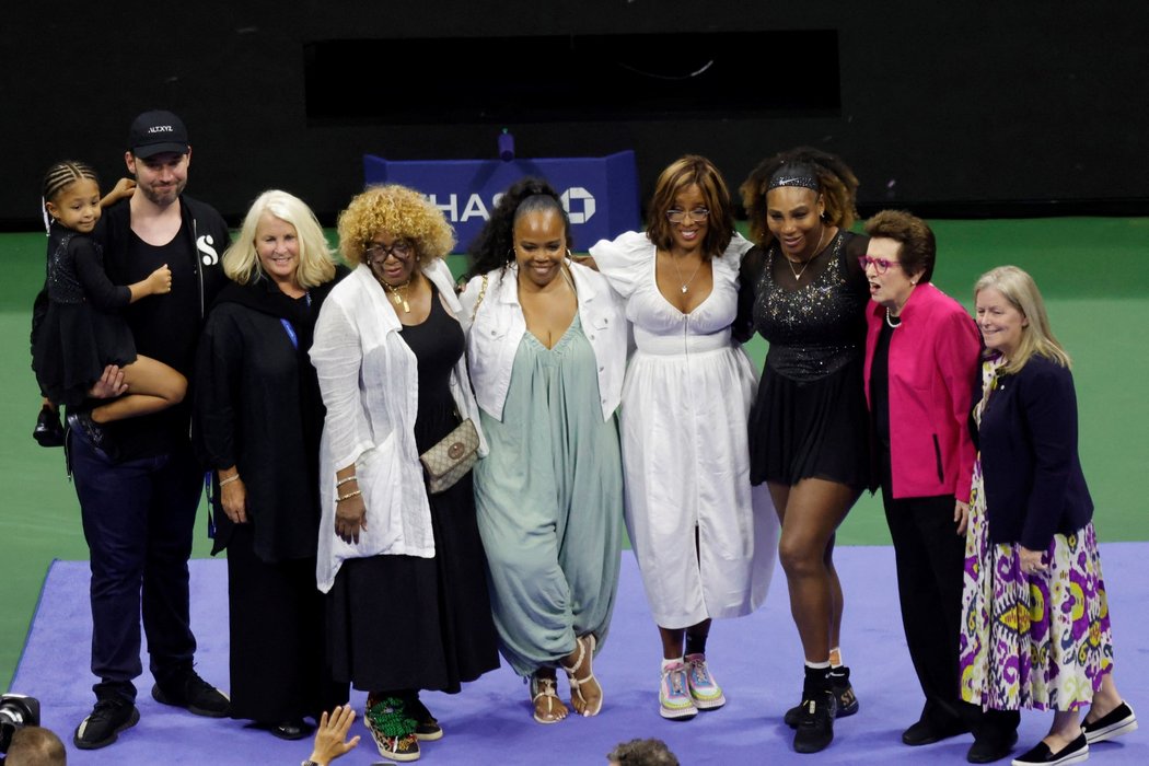 Serena Williamsová pózuje s rodinou a přáteli během US Open