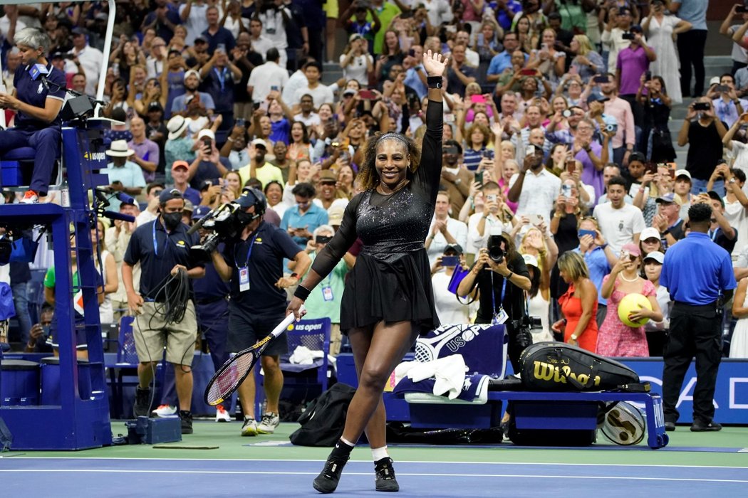 Americká tenistka Serena Williamsová zdraví publikum na stadionu Arthura Ashe