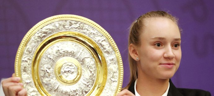 Jelena Rybakinová s trofejí pro vítězku Wimbledonu