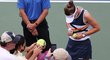 Barbora Krejčíková se stává tenisovou hvězdou, po výhře na US Open se podepisuje fanouškům