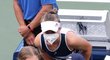 Barbora Krejčíková pózuje na selfíčko fanynkám po výhře ve třetím kole US Open