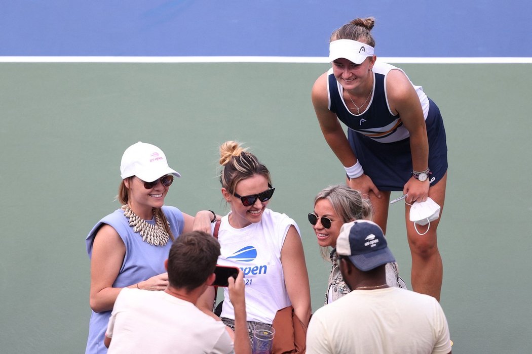 Barbora Krejčíková se fotí s fanynkami po svém vítězství ve třetím kole US Open 2021