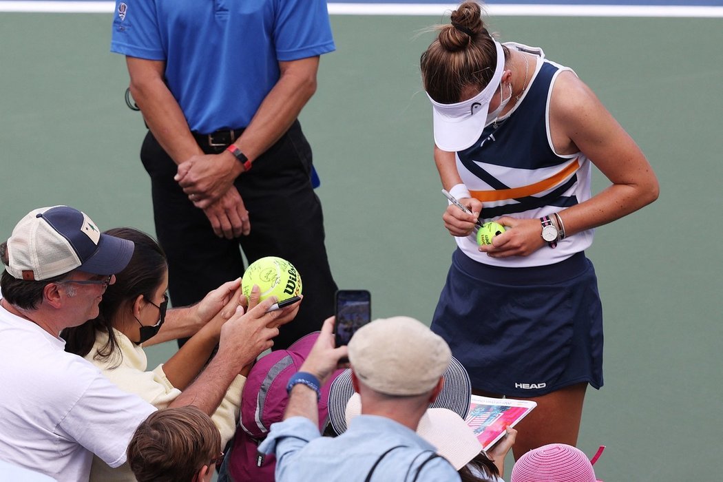 Barbora Krejčíková se stává tenisovou hvězdou, po výhře na US Open se podepisuje fanouškům