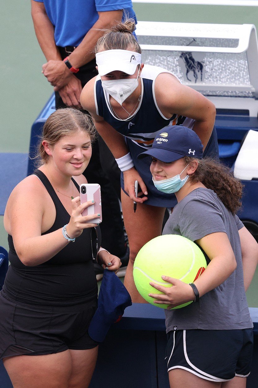 Barbora Krejčíková pózuje na selfíčko fanynkám po výhře ve třetím kole US Open