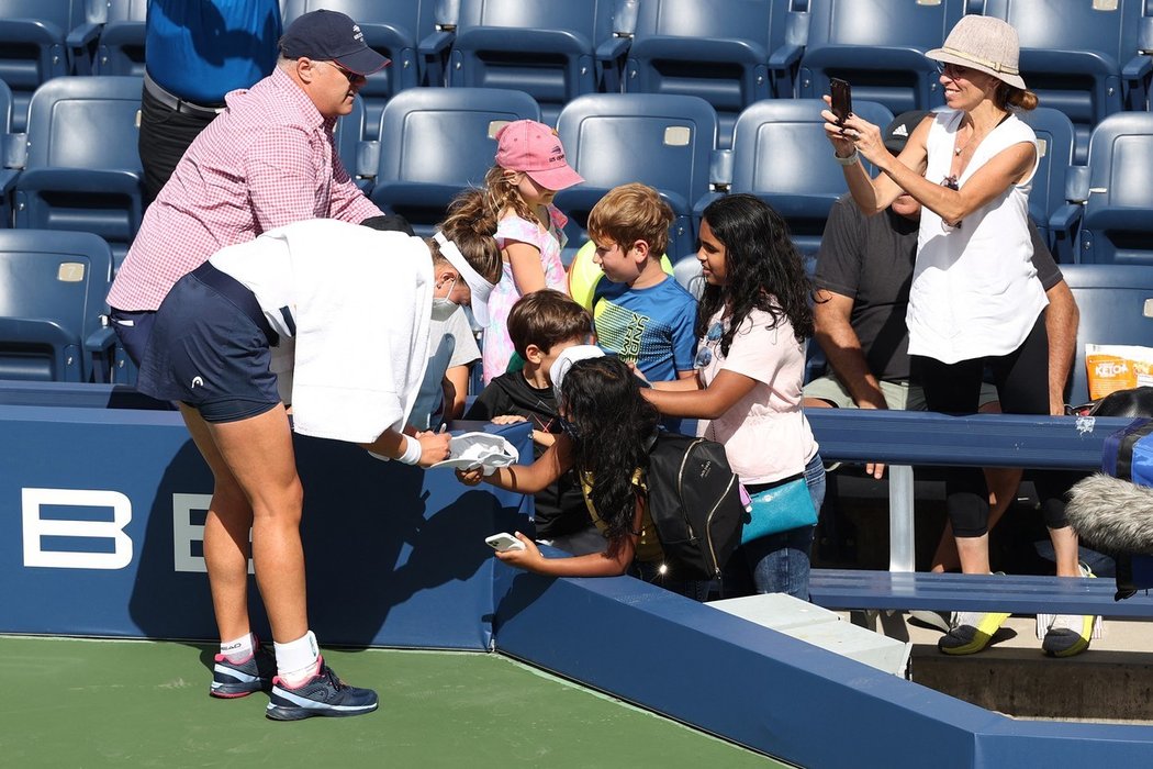 Barbora Krejčíková se trpělivě podepisuje fanouškům po svém vítězství ve třetím kole US Open 2021