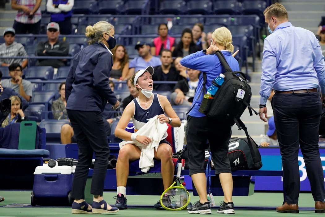 Barbora Krejčíková se nechala v závěru osmifinále US Open ošetřit