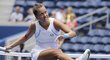 Barbora Strýcová kope do míčku v zápase třetího kola US Open proti Elise Mertensové