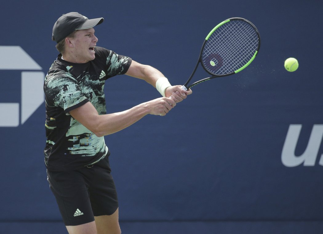 Jenson Brooksby v zápase 1. kola US Open proti Tomáši Berdychovi