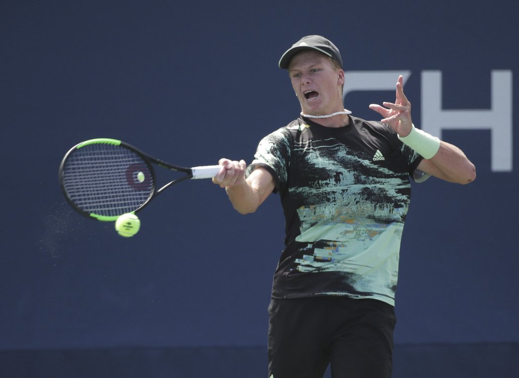 Jenson Brooksby v zápase 1. kola US Open proti Tomáši Berdychovi