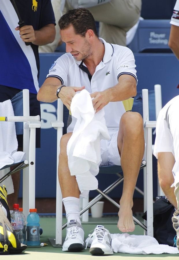 Michael Llodra se v duelu s Berdychem nechal v klíčový moment ošetřovat Michael Llodra se v duelu s Berdychem nechal v klíčový moment ošetřovat