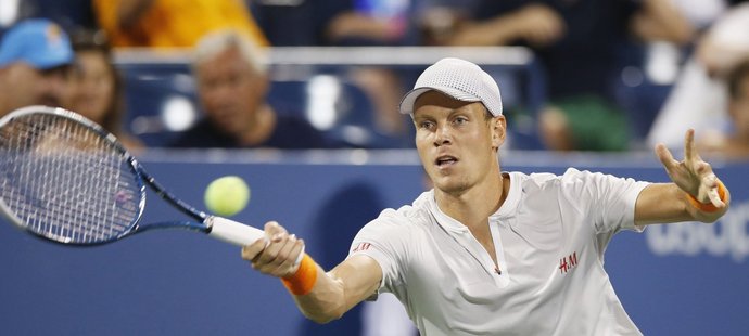 Tomáš Berdych porazil na úvod turnaje v Bangkoku Roberta Bautistu ze Španělska dvakrát 6:3 a postoupil do čtvrtfinále