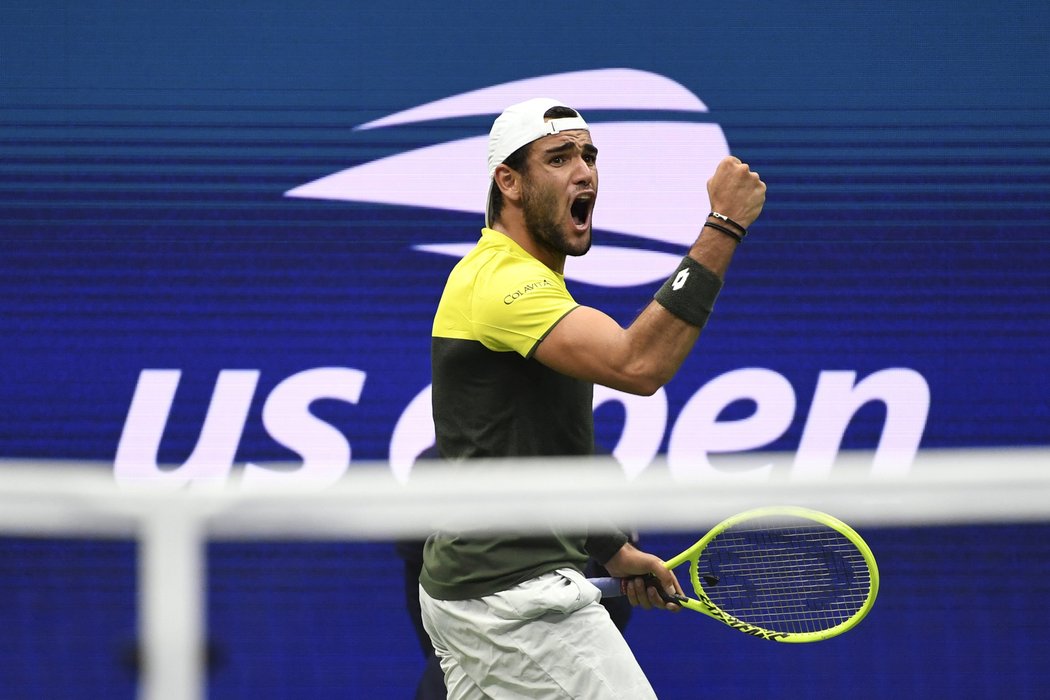 Matteo Berrettini udolal Francouze Gaëla Monfilse po setech 3:6, 6:3, 6:2, 3:6 a 7:6. Rodák z Říma ve 23 letech poprvé postoupil do grandslamového semifinále.