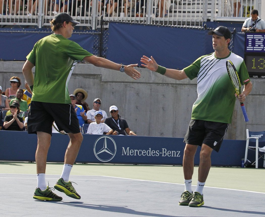 Mike (vpravo) a Bob Bryanovi v prvním kole US Open padli s dvojicí Ivo Karlovič a Frank Moser. V prvním zápase na grandslamu vypadli po deseti letech