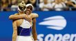 Radující se Američanka Madison Keysová objímá poraženou Češku Markétu Vondroušovou