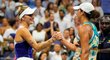 Markéta Vondroušová s úsměvem gratuluje Madison Keysové k postupu do semifinále US Open