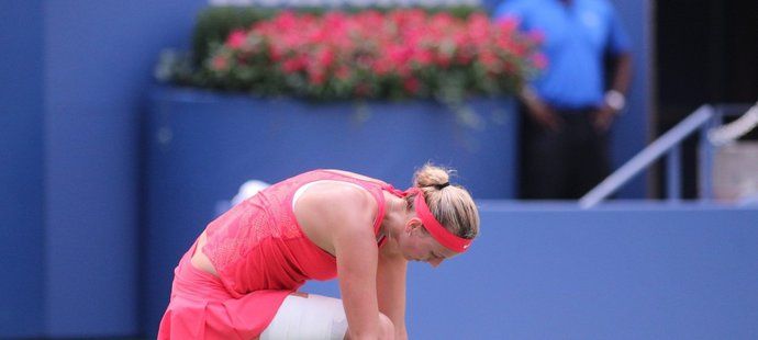 Znavená Petra Kvitová ve čtvrtfinále US Open s Flavií Pennettaovou