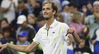 Výsměšný tanec, prostředníček na diváky. Famózní Rus dráždí US Open