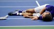 Daniil Medveděv nevěřícně zůstal ležet na zemi po vítězství na US Open