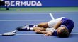 Daniil Medveděv nevěřícně zůstal ležet na zemi po vítězství na US Open