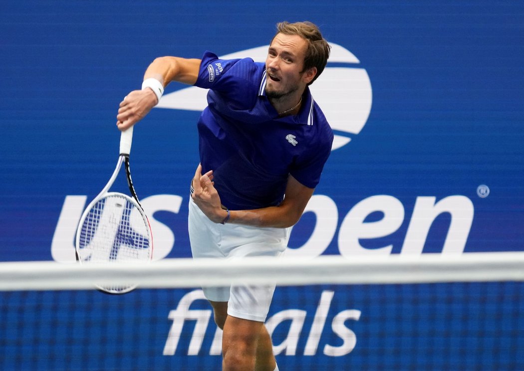 Daniil Medveděv servíruje ve finále US Open