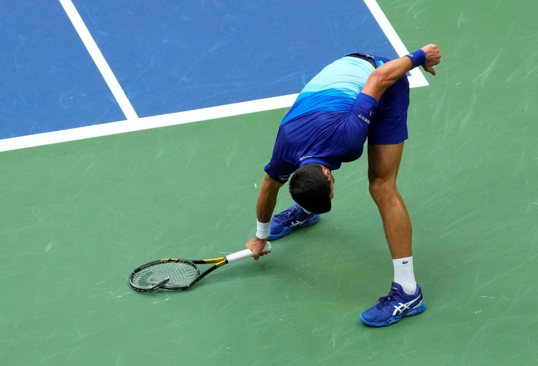 Rozčílený Novak Djokovič během finále US Open