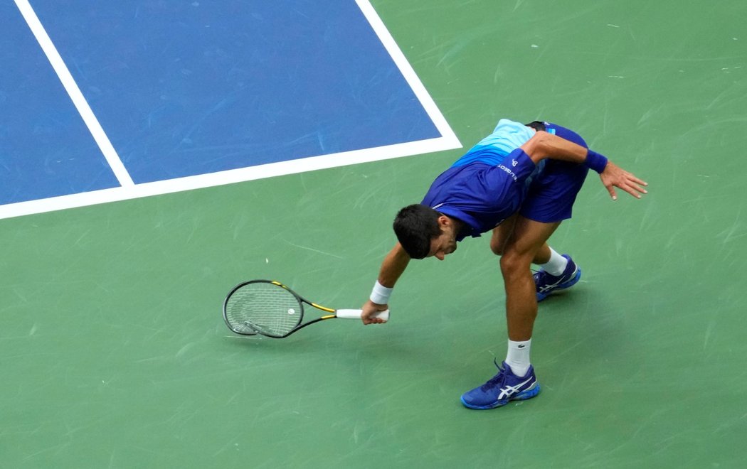 Rozčílený Novak Djokovič během finále US Open
