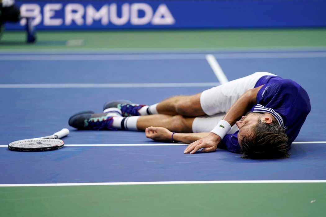 Daniil Medveděv nevěřícně zůstal ležet na zemi po vítězství na US Open