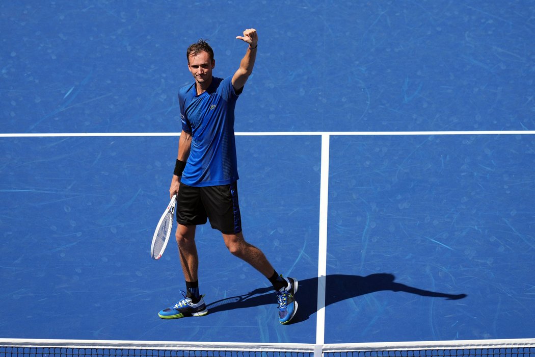 Obhájce titulu Medveděv postoupil do druhého kola US Open