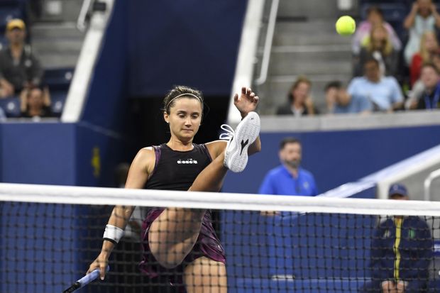 Naštvaná Lauren Davisová během bitvy s Bartyovou Naštvaná Lauren Davisová během bitvy s Bartyovou