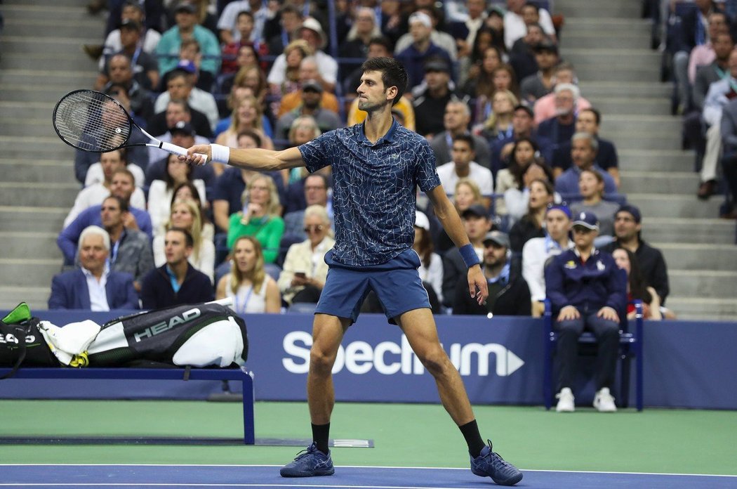 Novak Djokovič se raduje z vítězného fiftýnu ve finále US Open s Del Potrem.